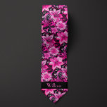 Corbata Monograma floral rosa y negro<br><div class="desc">Haga una declaración elegante con nuestro Nillo de Cuello de Monograma Floral Rosa y Negro. La combinación de rosa y negro,  junto con el diseño de un monograma floral,  crea un aspecto audaz y encantador. No pierda la oportunidad de explorar nuestros calcetines para completar su conjunto.</div>