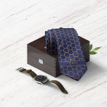 Corbata Monograma geométrico del Relieve metalizado dorado<br><div class="desc">Moderno Relieve metalizado dorado de Rosa azul de la Marina Cuello Geométrico Monograma en un elegante patrón de hexágonos de oro de rosa de cobre sobre un elegante fondo azul marino. Fácil de personalizar con texto, fuentes y colores. Creado por el diseñador Zazzle pro BK Thompson © exclusivamente para Cedar...</div>