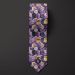 Corbata Monograma geométrico púrpura y dorado<br><div class="desc">El corbata de monograma geométrico púrpura y dorado presenta una sorprendente combinación de tonos púrpura realzados por toques dorados que crean un patrón único ideal para el desgaste casual. No olvide comprobar los calcetines a juego que presentan el mismo diseño.</div>