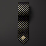 Corbata Monograma Gold y Black Classy Cat<br><div class="desc">Esta elegante corbata de cuello con pequeños íconos de gatos dorados sobre un fondo negro oscuro exuda estilo con un toque de sutil fanatismo felino. El monograma dorado añade personalización y sofisticación a este diseño único y de buen gusto. No olvide comprobar nuestros calcetines coincidentes que presentan el mismo patrón...</div>