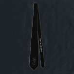 Corbata Monograma gótico elegante negro Nombre de tipo med<br><div class="desc">Black Elegant Gothic Monogram Name Medieval Typo, corbata de cuello con sus iniciales personalizadas en el antiguo guión de caligrafía gótica medieval y nombre personalizado, celebración, nombres de pareja bodas o cualquier texto personalizado en sofisticados sans serif. Los elegantes colores blanco y negro personalizable completamente en cualquier color. Muy elegante...</div>