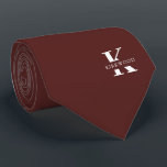 Corbata Monograma Merlot-Red Elegante   Nombre | Doble car<br><div class="desc">Elegante corbata de dos caras con un audaz monograma blanco sobre un fondo Merlot-Red. Encima de este monograma se encuentra su nombre o apellido en todas las mayúsculas. Más de 40 colores únicos están disponibles en versiones de un solo lado y de dos lados. Puede examinarlas haciendo clic en el...</div>