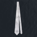 Corbata Monograma y nombre personalizados de escritura de<br><div class="desc">Moderno Minimalista Personalizado Monograma y Regalos de nombres Este diseño presenta un nombre personalizado en estilo de letra de escritura a mano gris moderno y monograma en gris claro moderno sans serif estilo de fuente como fondo, sobre fondo de mármol blanco. Perfecto como regalos de vacaciones para él, regalos del...</div>