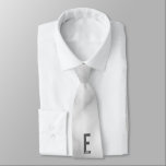Corbata Monograma y nombre personalizados en negrita moder<br><div class="desc">Diseño de monograma moderno con letra de monograma personalizada "E" y nombre en estilo de letra sans serif negrita moderna.

Regalo perfecto para él,  regalo del día del padre,  regalo para padrinos y más.</div>