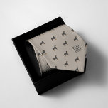 Corbata Monogramado del patrón de perros Rottweiler<br><div class="desc">Patrón de perros Rottweiler divertidos en un fondo beige clásico. Personalice con un monograma para hacer el regalo perfecto. ¿Buscando un color diferente? Sin más. Simplemente haga clic en el botón "Personalizar" y seleccione el color de fondo de su elección.</div>