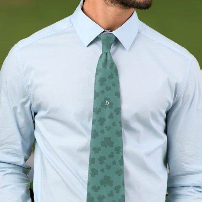 Corbata Monogramado Lucky Green Shamrock Pattern Neck Tie (We all need a bit of extra luck in our lives. With this shamrock tie, you'll get some (possibly))
