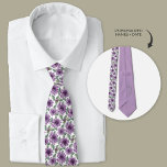 Corbata Morado Dahlia Floral Groomsmen personalizado<br><div class="desc">Flores de dalia morada con vegetación. Personalizado con fecha de boda y nombres de novios y novios.</div>