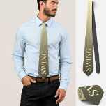Corbata Música de ala bailarina estilo elegante oro<br><div class="desc">Esta elegante corbata personalizado muestra la palabra "oscilación" en amarillo claro contra un fondo de gradiente dorado marrón. Ideal para los hombres que aprecian la música o la danza swing, esta corbata negra clásica puede ser un accesorio sofisticado para devotos bailarines de swing o una pieza coordinada para músicos en...</div>