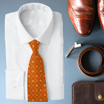 Corbata Naranja de lujo quemado patrón de la corona de oro<br><div class="desc">Patrón De La Corona De Oro Naranja Quemado De Lujo,  Moderno Y Elegante Canto De Cuello. Este diseño lujoso presenta un elegante patrón de corona dorada en un fondo naranja quemado. Diseñado por ©Evco Studio www.zazzle.com/store/evcostudio</div>