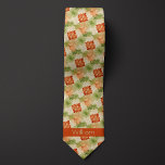 Corbata Naranja quemado inspirado en Damask y verde mosqui<br><div class="desc">Acepte una estética atemporal con nuestro Naranja quemado inspirado en Damask y el cordón verde del cuello de Moss. El patrón de damasco clásico en naranja quemado y verde musgo lo convierte en una elección versátil para bodas. Personalizar con nombre o iniciales. No te olvides de explorar nuestros calcetines a...</div>