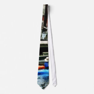 Corbata Naranja y kayaks azules