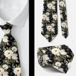 Corbata Nata de cuello formal floral de color blanco y neg<br><div class="desc">Una corbata de color blanco y negro con motivos florales presenta un diseño elegante y sofisticado con flores de varias formas y tamaños, en contraste con un fondo blanco o negro. Los motivos florales son intrincados, con pétalos, hojas y tallos retorcidos en líneas depuradas y sombreado. El diseño va desde...</div>