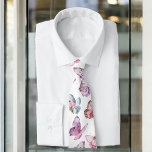 Corbata Naturaleza colorida Patrón de mariposa acuarela<br><div class="desc">Dejen volar su imaginación en esta encantadora corbata de cuello, donde el arte se encuentra con el estilo y su moda es un recordatorio de la belleza en la naturaleza. Esta corbata colorida presenta un patrón fascinante de mariposas acuarelas en tonos rosas, púrpura, rojo y azul, que fluyen como una...</div>