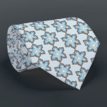 Corbata Navidades de Hanukkah en invierno de la Cocina del<br><div class="desc">El diseño presenta un original ilustracion de marca de una clásica galleta azucarera de copo de nieve azul. ¡Ideal para Navidades o Hanukkah! ¿No ves lo que estás buscando? ¿Necesita ayuda con la personalización? Haga clic en "Contactar con este diseñador" para tener algo creado sólo para usted.</div>