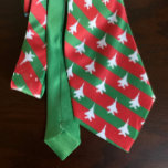 Corbata Navidades del patrón F-15E de banda verde y roja<br><div class="desc">Un poco cursi y muy divertido, esta corbata de cuello muestra un patrón de águilas blancas de golpe en un fondo de rayas rojas y verdes, lo que lo convierte en el accesorio perfecto para tu fiesta de vacaciones de escuadrón o servicio de iglesia de Navidades. El reverso de la...</div>