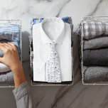 Corbata Navidades Fiesta ropa de invierno de punto azul bl<br><div class="desc">Fondo blanco con un patrón en azul de mitones de punto,  medias y habas.</div>