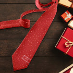 Corbata Navidades iniciales del Punto de Polka Rojo Festiv<br><div class="desc">Este bonito diseño clásico presenta un punto de polka rosa suave dibujado a mano sobre rojo clásico para crear un ambiente vacacional acogedor y tradicional con un toque de fantasía. Arte original de Malissa Melrose. Agregar Iniciales a personalizar.</div>