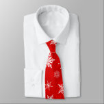 Corbata Navidades se atan con copos de nieve<br><div class="desc">Elegantes copos de nieve en rojo y blanco en un oscuro patio rojo hacen una corbata encantadora para las vacaciones.</div>