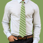 Corbata Navidades tipografía corta Rayas verdes caprichosa<br><div class="desc">Este diseño presenta una sencilla franja minimalista verde simple corbata de cuello con una mínima raya verde clásica, suntuoso y elegante simplista, Navidades vacaciones franja verde brillante, creativo elegante, creativo y creativo lindo, minimalista clásico, elegante, atrevido patrón a rayas de elegancia, ropa de moda sencilla para hombres, accesorios básicos para...</div>