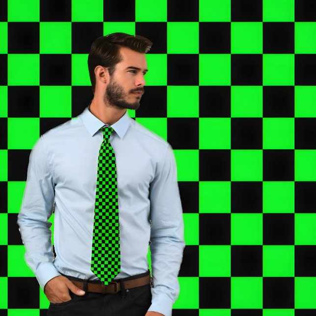 Corbata Necktie de tablero de ajedrez verde y negro (Man wearing Neon Green and Black Checkerboard Necktie.)