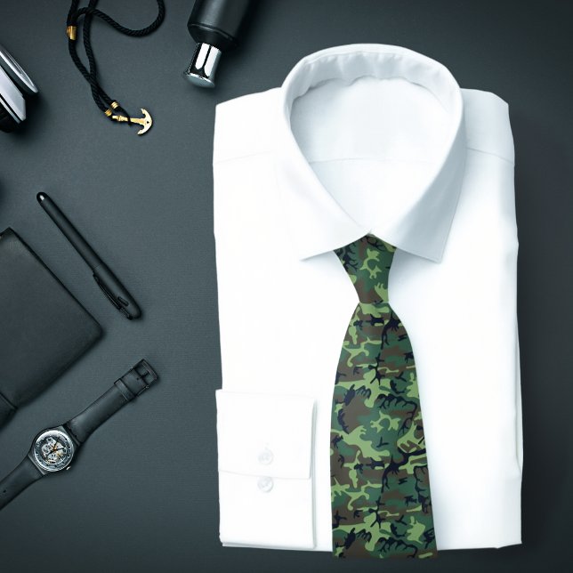 Corbata Necktie del camuflaje (A green camo necktie is featured on an assemblage of men's fashion accessories.)