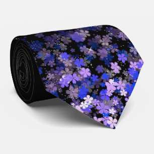 Corbata negra de hombre con racimo floral de lavan