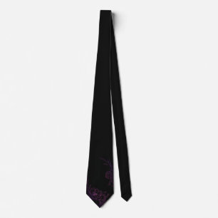 Corbata negra sólida con flor púrpura en la esquin