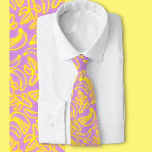 Corbata Neon Bananas púrpura  (Fun bright banana pattern pink background )