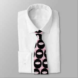 Corbata Ninja Pig sobre el lazo rosado