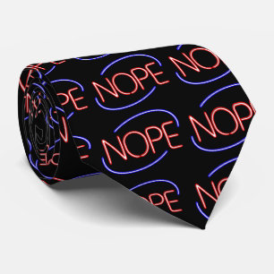 Corbata NOPE al estilo de un letrero abierto de neón