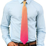 Corbata Ombre de gradiente amarillo a rosa verano<br><div class="desc">Prepárate para el verano con este bonito diseño que recuerda a la puesta de sol en la playa. El color se desvanece del amarillo al rosa profundo.</div>