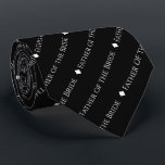 Corbata Padre de la novia repite texto blanco sobre negro<br><div class="desc">Esta corbata de cuello negro es el accesorio perfecto para el padre de la novia en su boda. Presenta un diseño de texto repetido simple y elegante con la palabra "Padre de la Novia" escrita en un sofisticado tipo de letra blanco mayúscula. Hay pequeños diamantes que separan el texto, lo...</div>