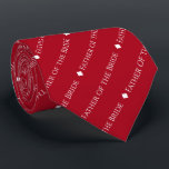 Corbata Padre de la novia repite texto blanco sobre rojo<br><div class="desc">Esta corbata roja es el accesorio perfecto para el padre de la novia en tu boda. Presenta un diseño de texto repetido simple y elegante con la palabra "Padre de la Novia" escrita en un sofisticado tipo de letra blanco mayúscula. Hay pequeños diamantes que separan el texto, lo que le...</div>