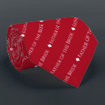 Corbata Padre de la novia repite texto blanco sobre rojo<br><div class="desc">Esta corbata roja es el accesorio perfecto para el padre de la novia en tu boda. Presenta un diseño de texto repetido simple y elegante con la palabra "Padre de la Novia" escrita en un sofisticado tipo de letra blanco mayúscula. Hay pequeños diamantes que separan el texto, lo que le...</div>