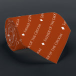Corbata Padre del Groom Repetir el texto Naranja de óxido<br><div class="desc">Este divertido naranja de óxido o corbata de cuello de color ámbar quemada es el accesorio perfecto para el padre del novio en su boda. Presenta un diseño simple y elegante con la palabra "Padre del Groom" escrita en un sofisticado tipo de letra blanco mayúscula, y repitiendo en un patrón...</div>
