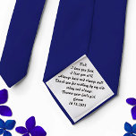 Corbata Padre del regalo de novia<br><div class="desc">En el día de tu boda, recuerda a tu papá el adorable pequeño que alguna vez fue regalándole esta corbata personalizada de padre de la novia con un mensaje personalizado con tu nombre y fecha de boda. Introduzca el nombre y la fecha que se imprimirán en una sección personalizada. Alternativamente,...</div>