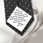 Corbata Padre del regalo de novia<br><div class="desc">En el día de tu boda, recuerda a tu papá el adorable pequeño que alguna vez fue regalándole esta corbata personalizada de padre de la novia con un mensaje personalizado con tu nombre y fecha de boda. Introduzca el nombre y la fecha que se imprimirán en una sección personalizada. Alternativamente,...</div>
