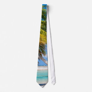 Corbata Palmera en la playa del océano