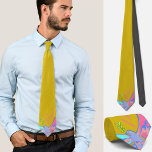 Corbata Paloma de paz, sin amarillo de guerra<br><div class="desc">Esta hermosa corbata personalizado presenta una colorida y artística paloma de paz con fondo azul rosa sobre amarillo en estilo pop art. Una forma ideal de mostrar con belleza tu actitud hacia la paz y la libertad, contra la guerra y la violencia. Para pacifistas, manifestaciones contra la guerra y buscadores...</div>
