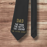 Corbata Papa Man Myth Legend Coffee Addict Funny<br><div class="desc">Papá Man Myth Legend Coffee Addict Graciosa corbata del cuello del Día del Padre. Divertida corbata del cuello del padre con cita humorística "Papá,  el hombre,  el mito,  la leyenda,  el café adicto". El texto está en la moderna tipografía en negrita.</div>