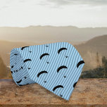 Corbata Parapente - Arriba en la franja sutilmente azul<br><div class="desc">Una llamativa silueta de parapente es el motivo de esta corbata. Porque preferirías estar allí, en las colinas o en las montañas, parapente. No en la oficina mirando desde una ventana al azul despejado de arriba. Los que buscan aventuras esperando la libertad de los cielos, confíen por ahora con esta...</div>