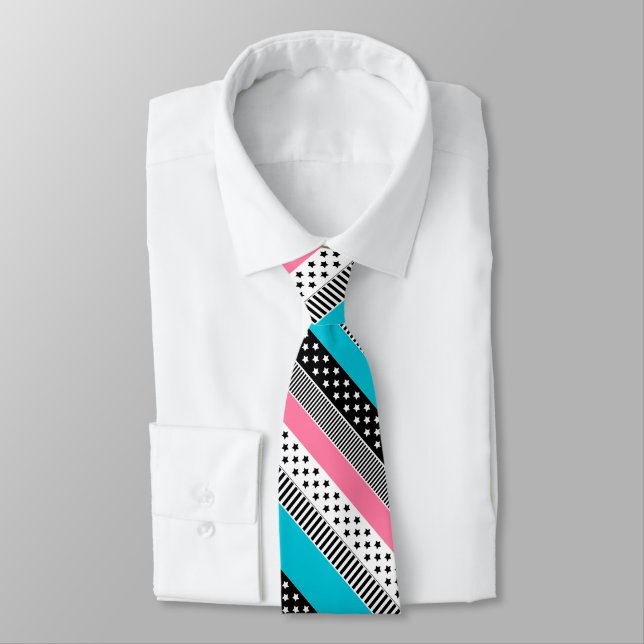 Corbata Parchwork hecho de tiras multicoloreadas de tela i (Atado)