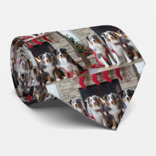 Corbata Pastor australiano por los Navidades de la chimene