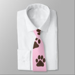 Corbata Pata de perro grande imprime el dedo del cuello de<br><div class="desc">¡Esta pata de perro imprime corbata de cuello hace un regalo divertido para los papás de perro! Gran pata marrón grabado en rosa. Hace un lindo regalo de novedad para el Día del Padre o sólo por diversión para los amantes del perro.</div>