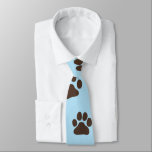 Corbata Pata de perro grande imprime el dedo del cuello de<br><div class="desc">¡Esta pata de perro imprime corbata de cuello hace un regalo divertido para los papás de perro! Una gran pata marrón imprime en azul. Hace un lindo regalo de novedad para el Día del Padre o sólo por diversión para los amantes del perro.</div>