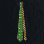 Corbata Patrocinan a Navidades de cerdos de Guinea festiva<br><div class="desc">Entra en el espíritu de las vacaciones con esta corbata temática de los Navidades. Cuenta con ilustraciones de estilo realista de conejillos de indias con sombreros de Santa y bufandas festivos colocados sobre un fondo verde adornado con copos de nieve blancos. El lado inverso tiene un patrón de coordinación de...</div>