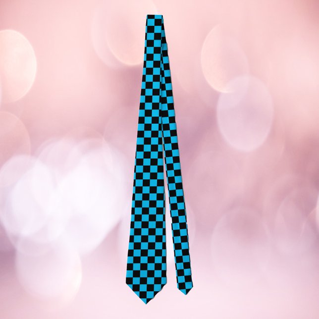 Corbata Patrón azul y negro (A fun tie with a blue and black checkered pattern)
