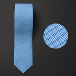 Corbata Patrón Bandera de Grecia<br><div class="desc">Flag of Greece Pattern Necktie resalta los colores nacionales del país desde una distancia mediante el uso de un diseño astuto y en ángulo. Tras una inspección más minuciosa,  el patrón repetible y sin fisuras de banderas pequeñas muestra el estandarte nacional del país de una manera estética y agradable.</div>