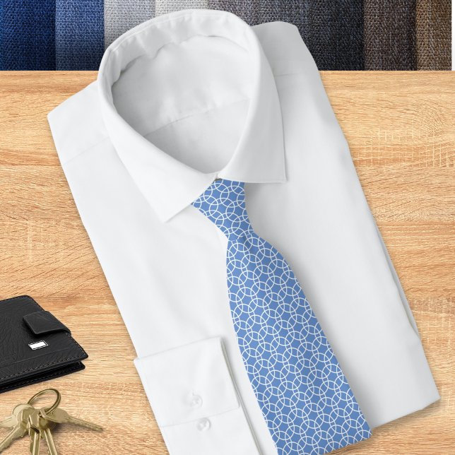 Corbata Patrón Circular Geométrico Azul Claro Blanco Traba (A light blue tie with geometric pattern of white circles, suitable for work or special occasions)