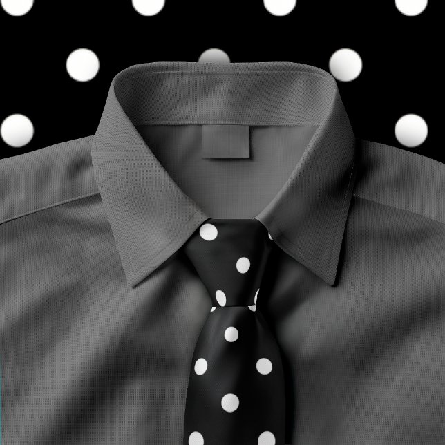 Corbata Patrón clásico de puntos de polka blanca sobre el  (Black tie with white polka dots displayed on dark grey button up shirt.)
